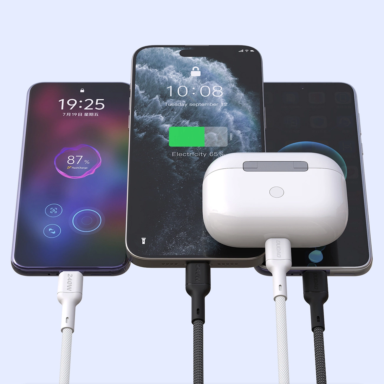 Drei Smartphones und ein Ladecase, verbunden mit USB-C-Kabeln vor hellem Hintergrund.