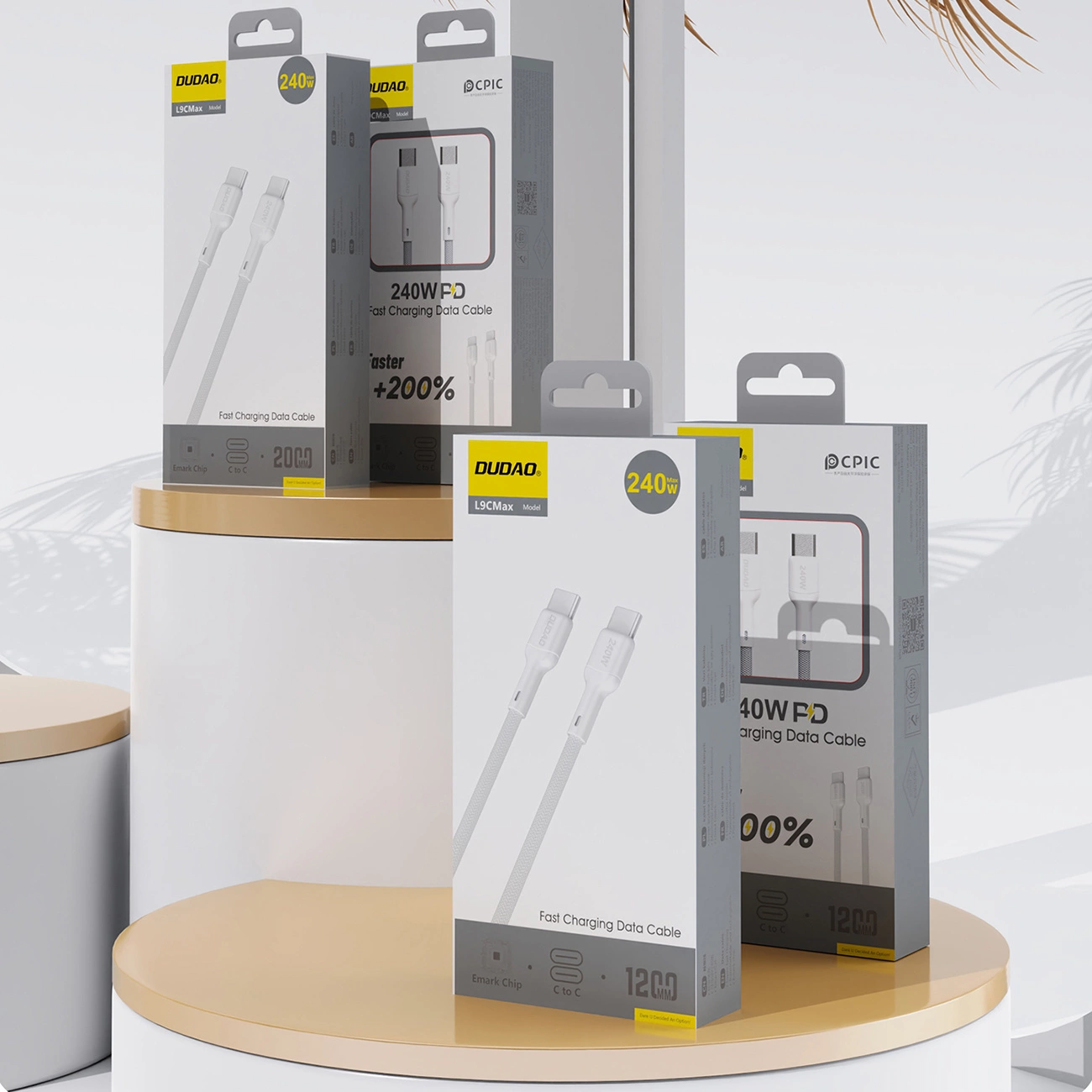 Mehrere silberne und weiße Dudao 240W Fast Charging Datenkabel-Verpackungen stehen auf runden Podesten.