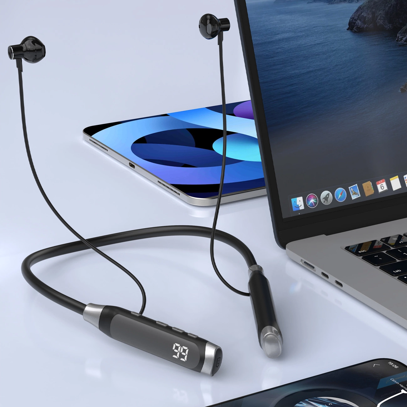 Auricolari da collo neri con display, accanto a un computer portatile e un tablet.