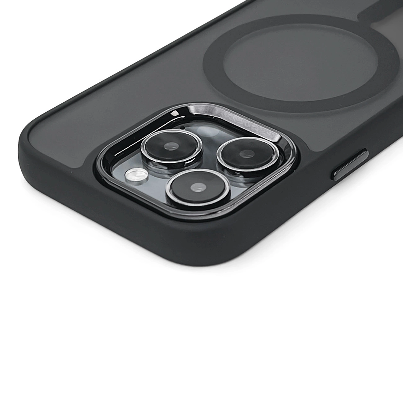 Eine schwarze Smartphone-Hülle mit einem runden Magnetring auf der Rückseite und einer erhöhten Kameraaussparung.