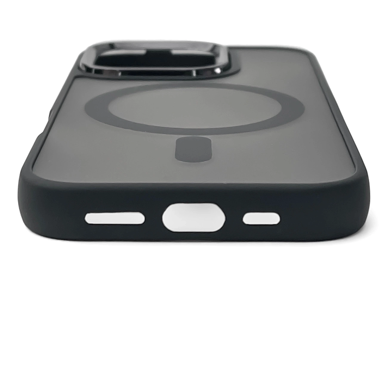 Schwarze Handyhülle mit MagSafe-Ring, Kameraaussparung und Anschlüssen auf weißem Hintergrund.