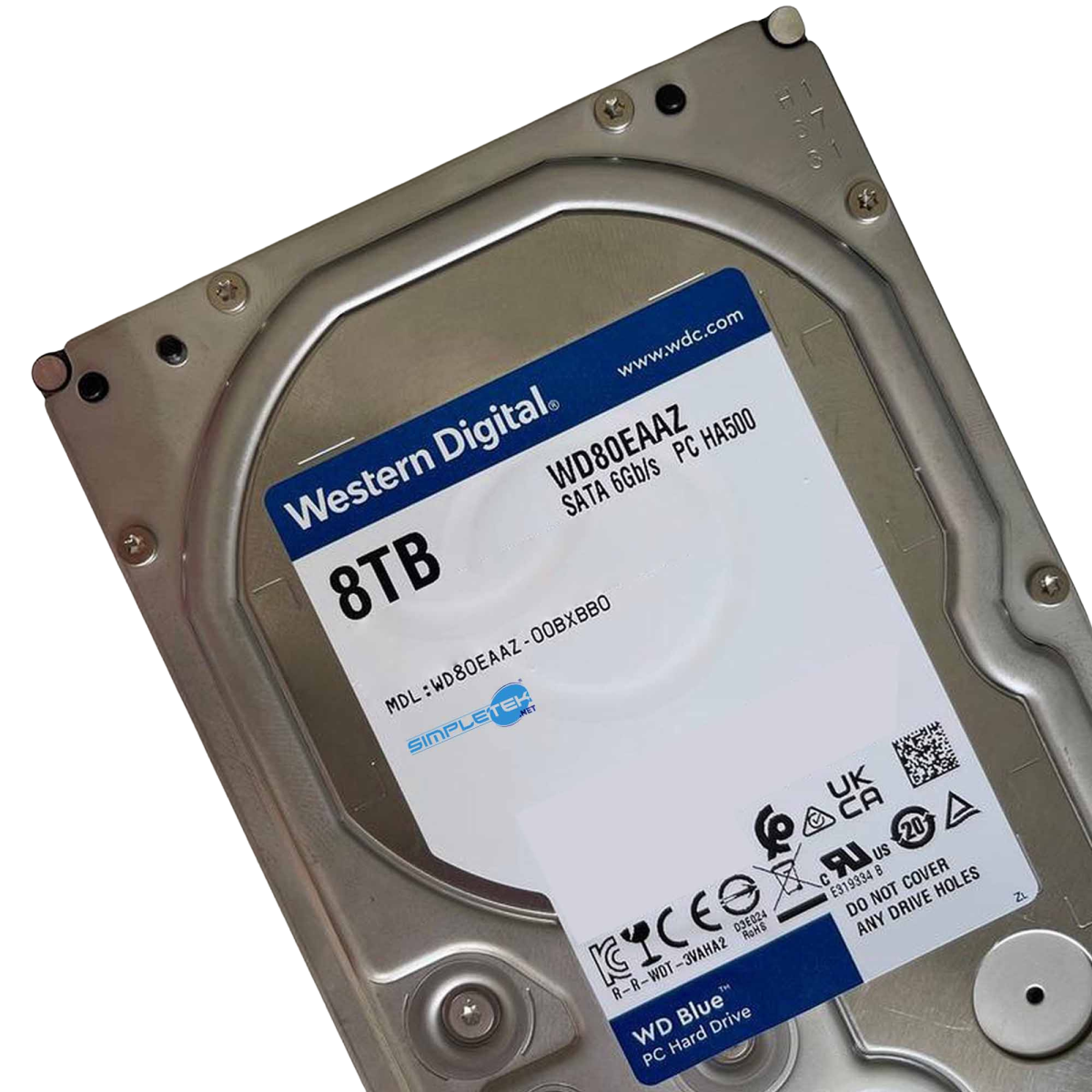 Primo piano di un disco rigido interno Western Digital da 8 TB argentato con etichetta descrittiva.