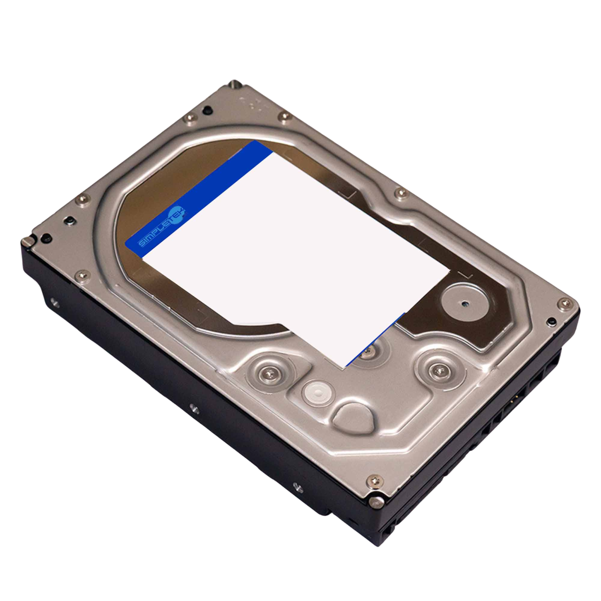 Hard disk interno da 3,5 pollici con coperchio in metallo argentato ed etichetta blu su sfondo bianco.