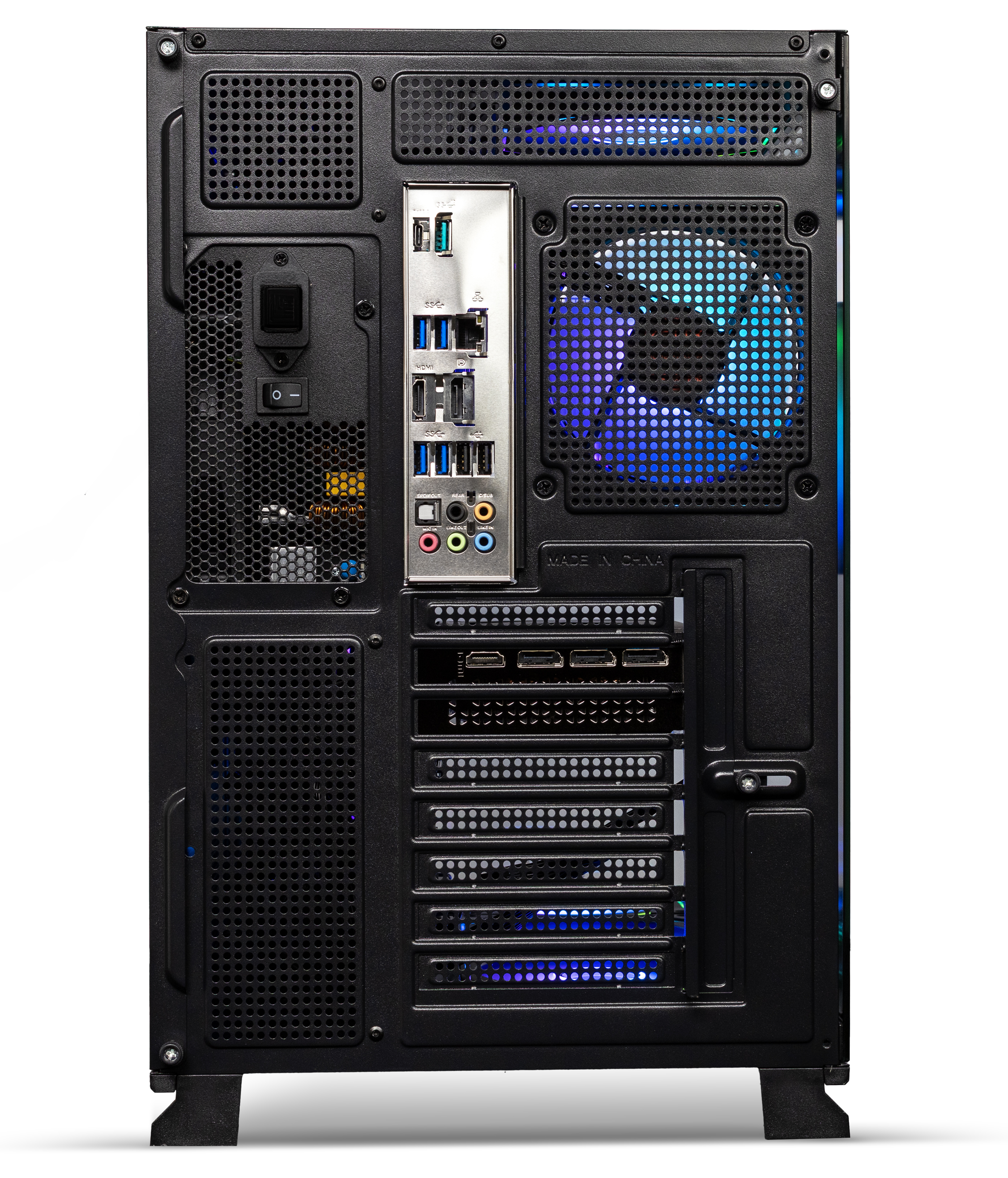 Rückseite eines schwarzen Computergehäuses mit I/O-Blende, Lüfter und Steckplätzen.