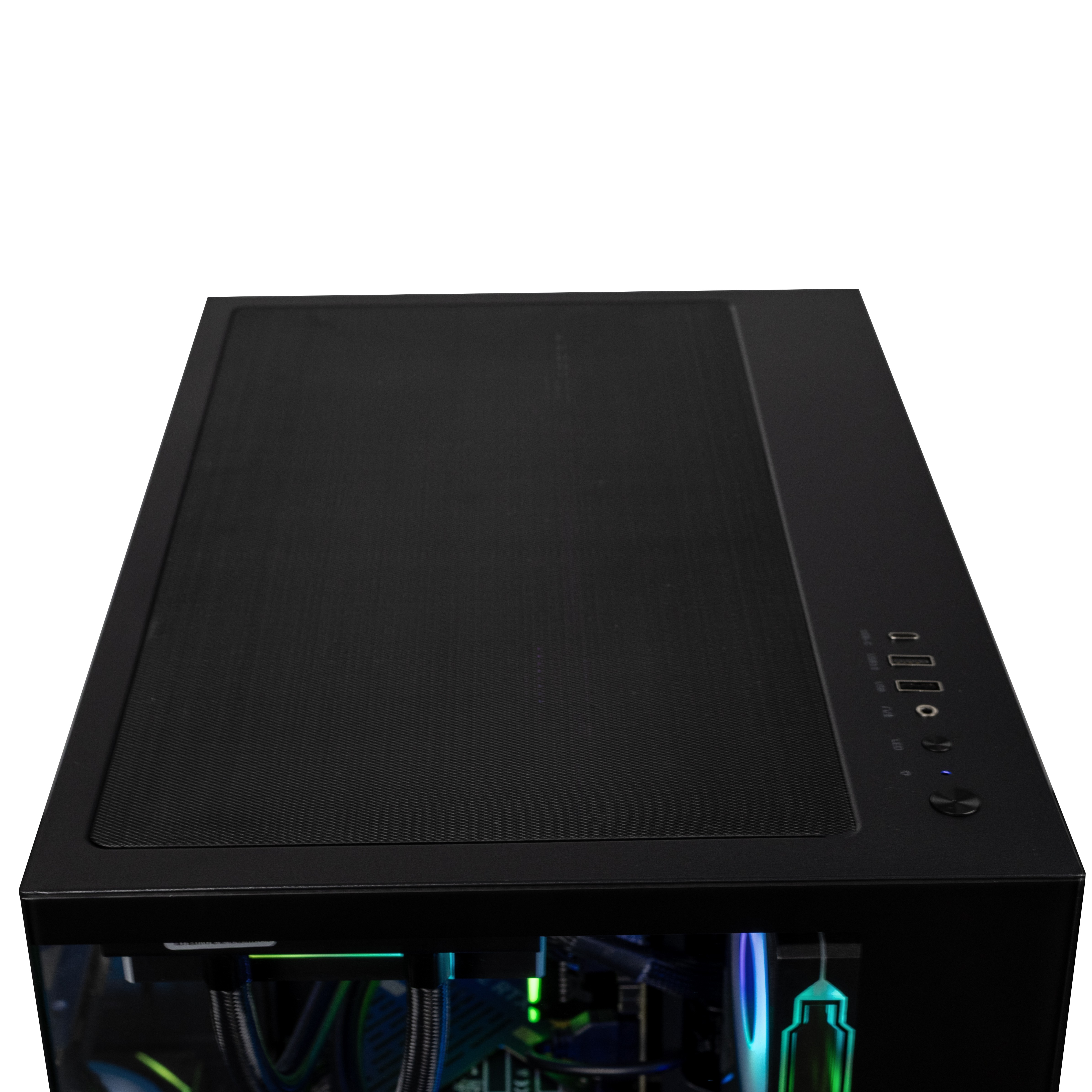 Schwarzes PC-Gehäuse von oben mit Mesh-Oberfläche, Anschlüssen und RGB-Beleuchtung im Inneren.