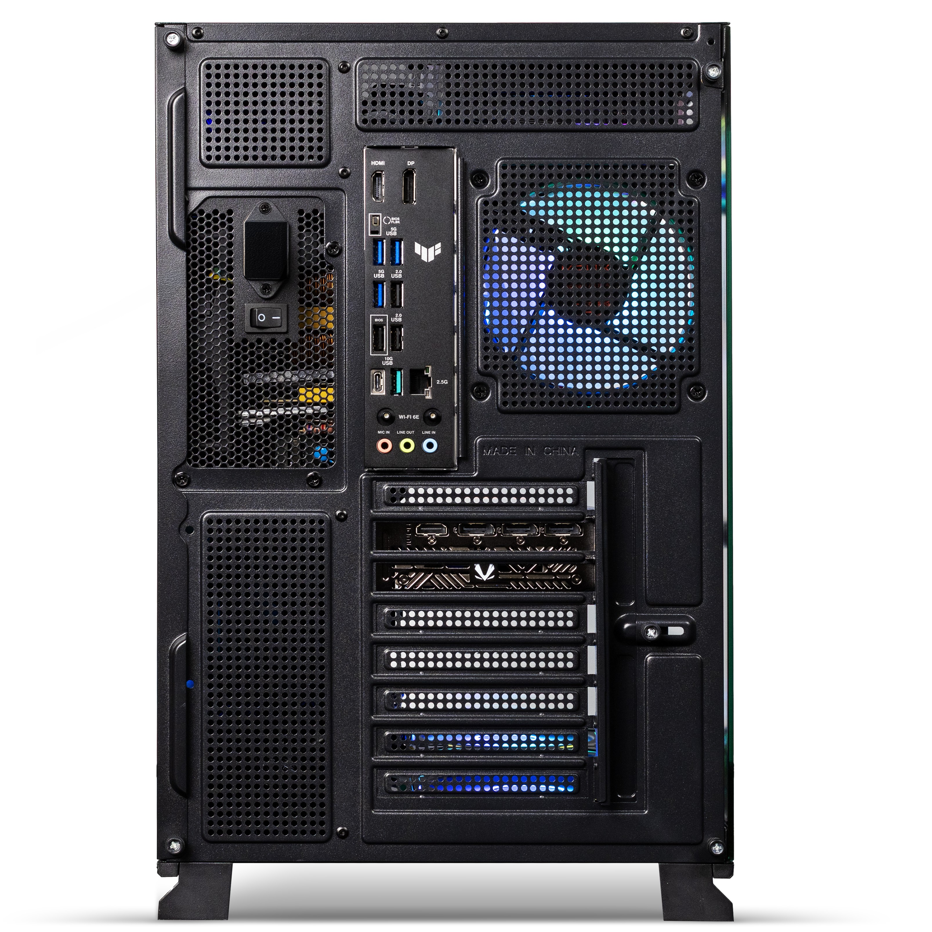Rückseite eines schwarzen Computergehäuses mit I/O-Blende, Lüfter und Steckkarten.