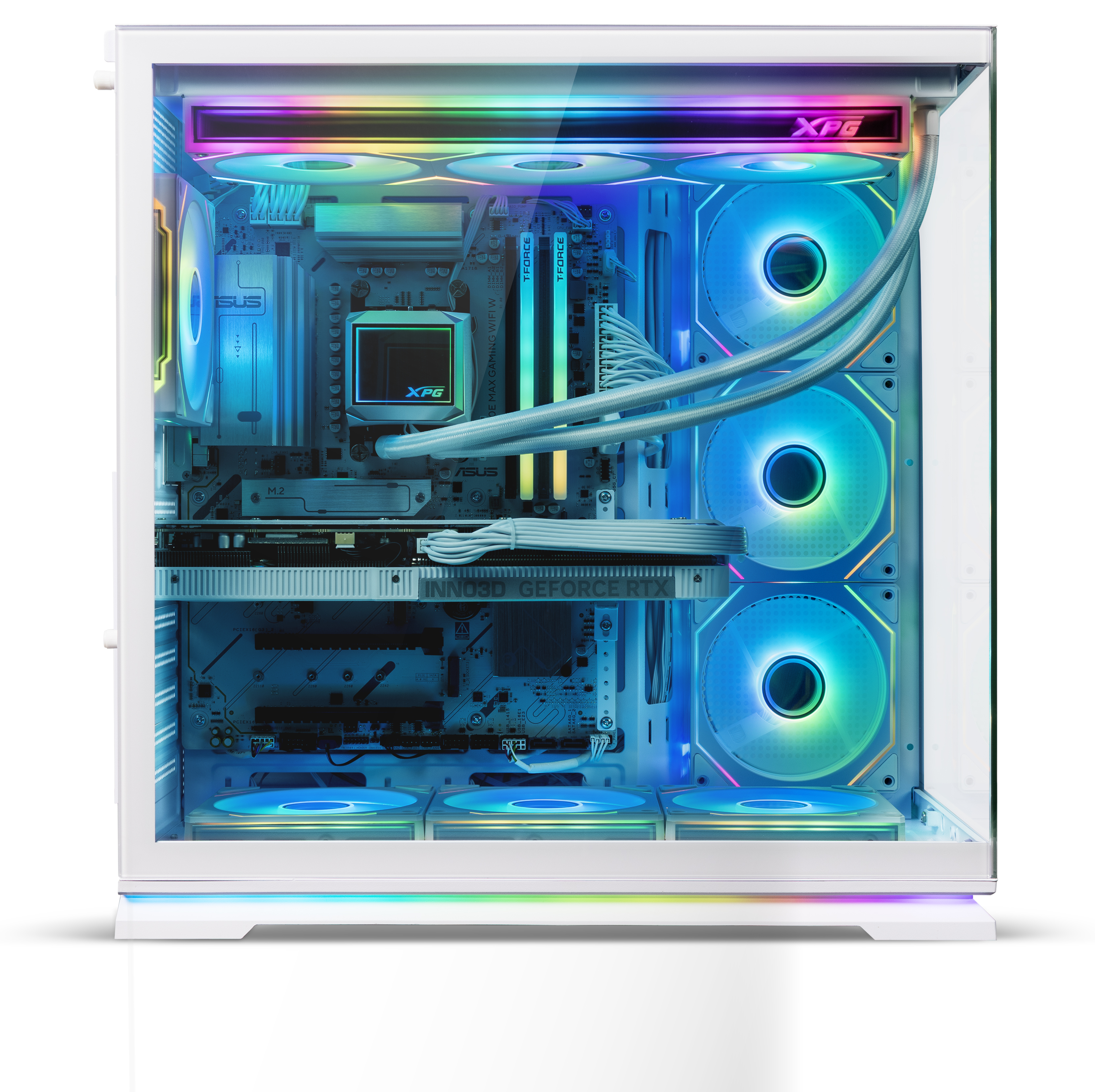 Ein weißes Gaming-PC-Gehäuse mit bunten RGB-Lüftern, Kühlleitungen und einer Inno3D GeForce RTX Grafikkarte.