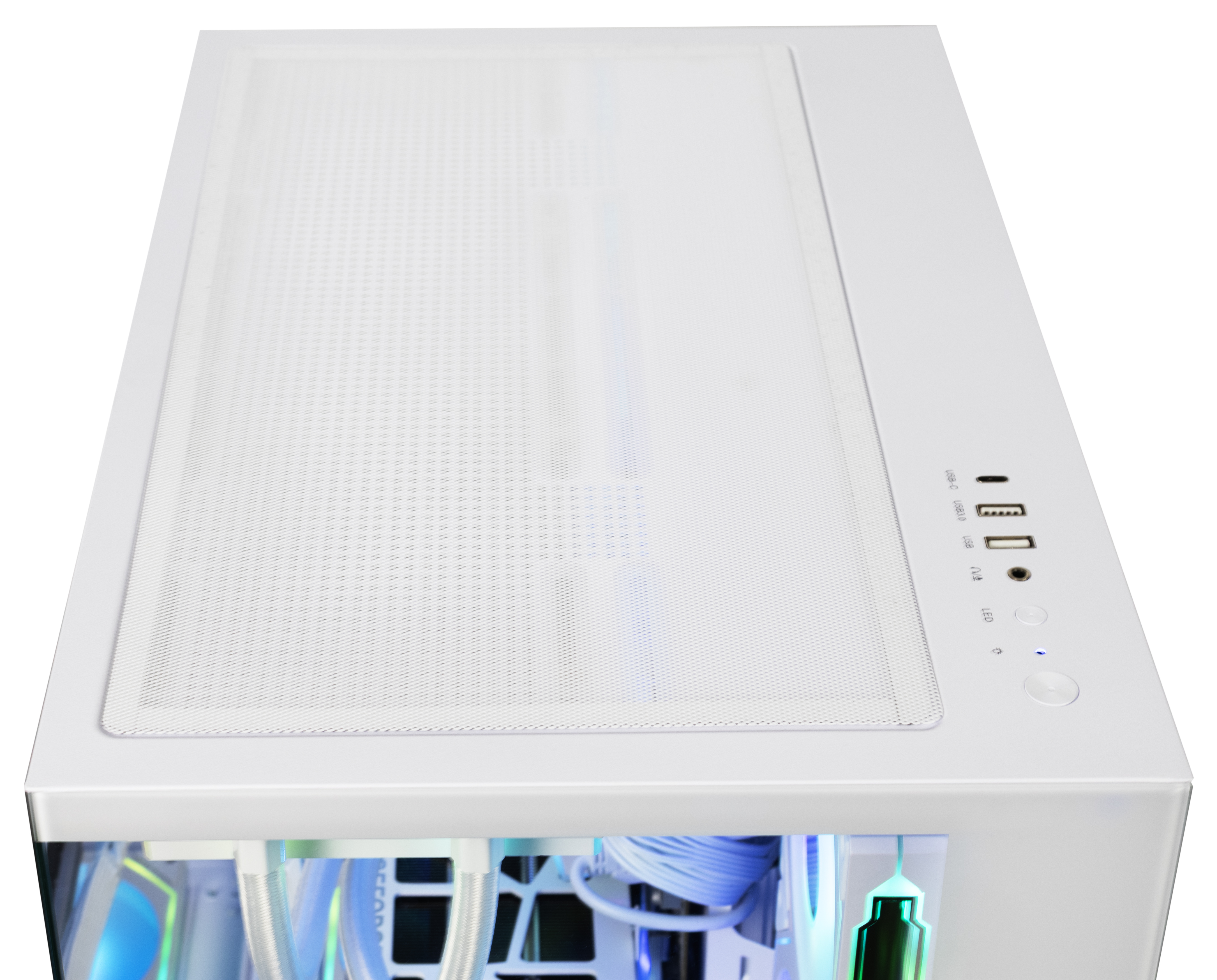 Oberseite eines weißen PC-Gehäuses mit Mesh-Gitter, Anschlüssen und RGB-beleuchteter Hardware unten.