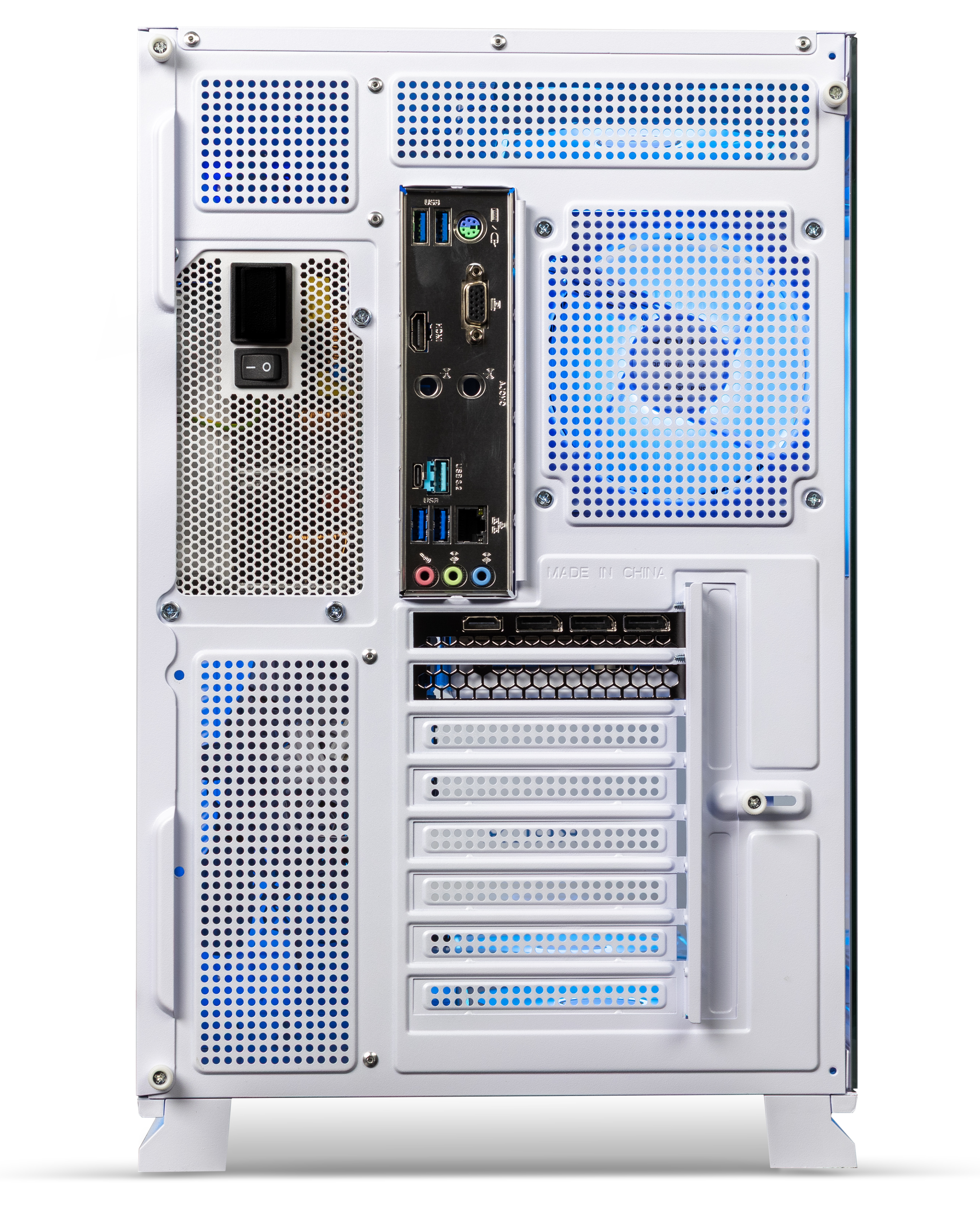 Die Rückseite eines weißen PC-Gehäuses mit Anschlüssen, Lüftern und Belüftungsöffnungen.