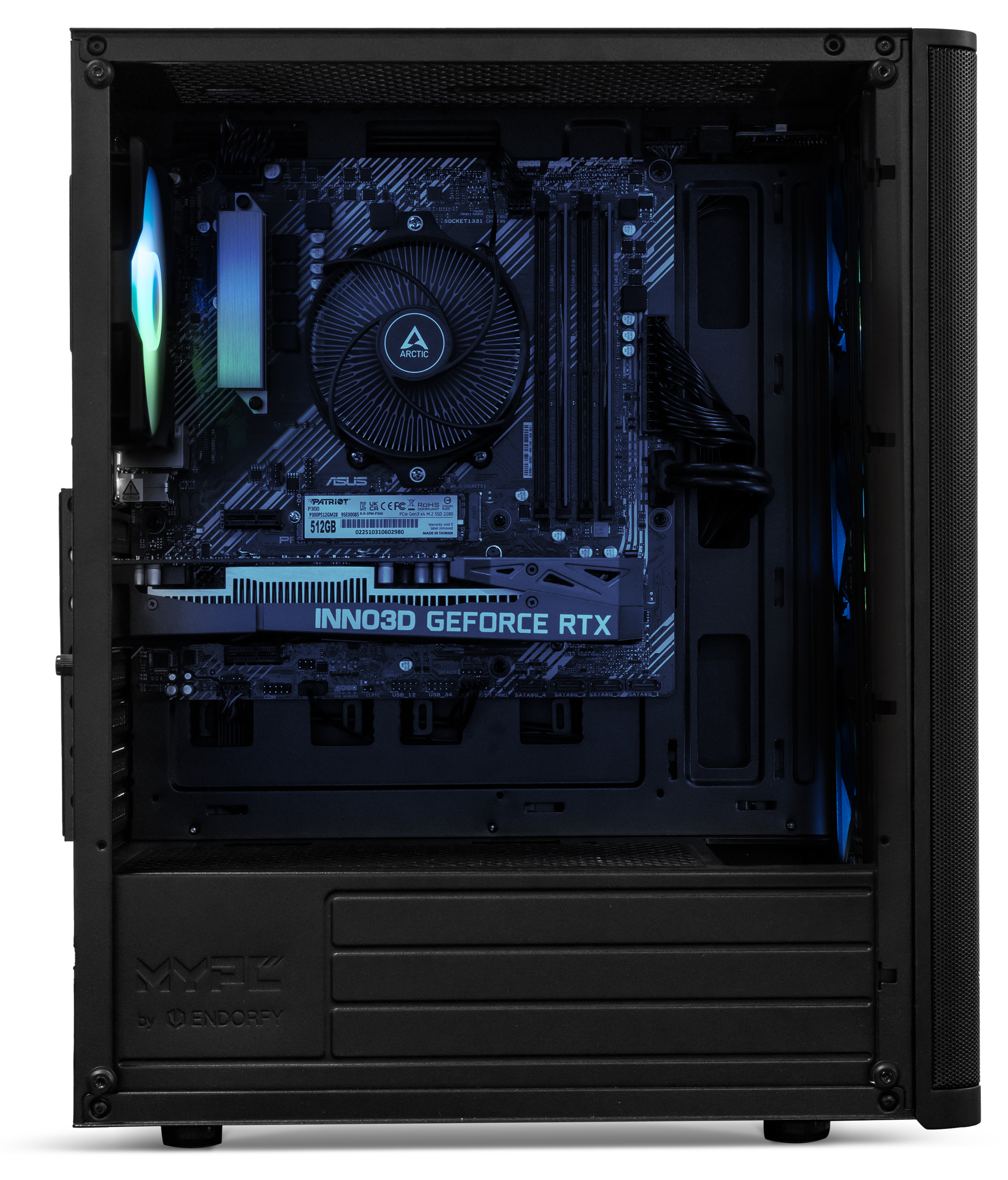 PC-Innere mit Motherboard, Arctic-Lüfter, Inno3D GeForce RTX Grafikkarte und blauer Beleuchtung.