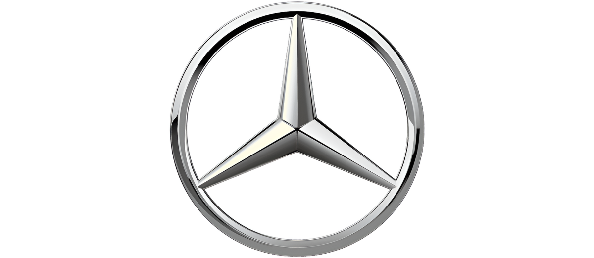 Il logo argentato a tre punte della Mercedes-Benz all'interno di un cerchio su sfondo bianco.