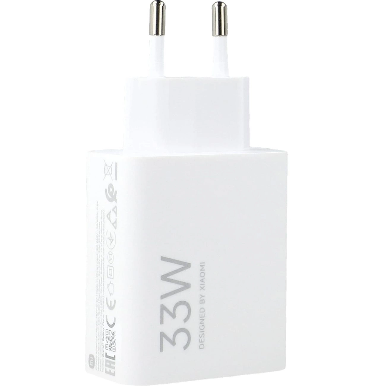 Un alimentatore Xiaomi bianco da 33W con una spina standard a due poli.