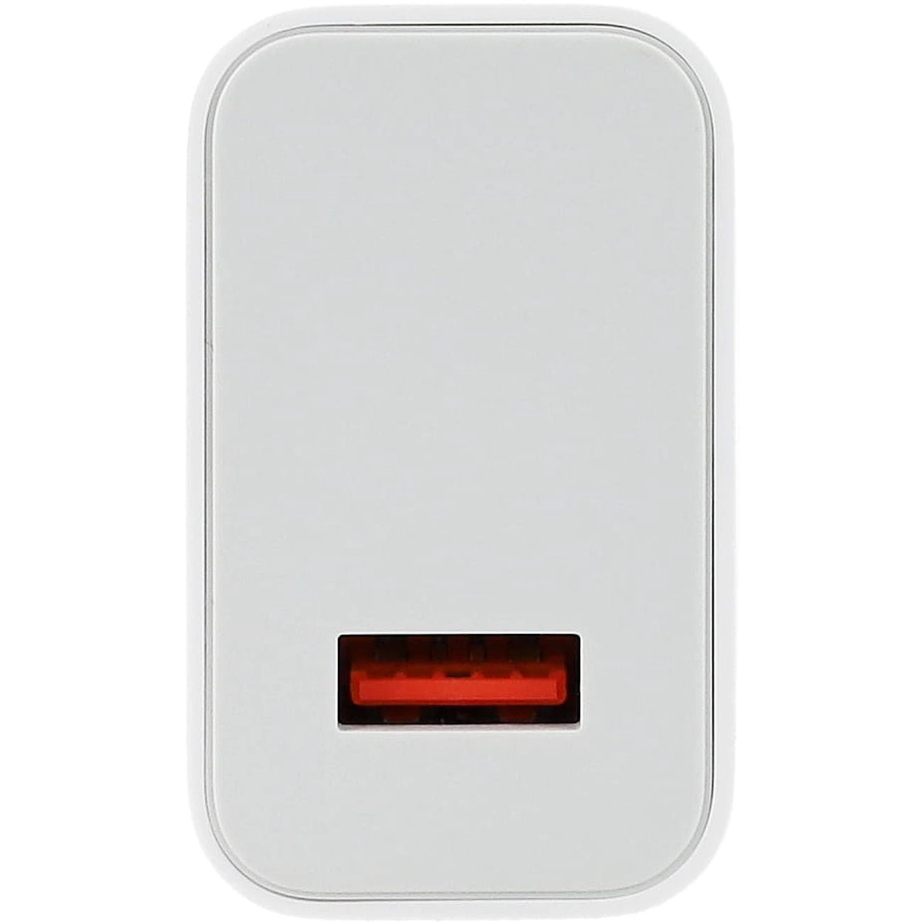 Un caricabatterie da muro USB bianco con una singola porta USB rossa su sfondo neutro.