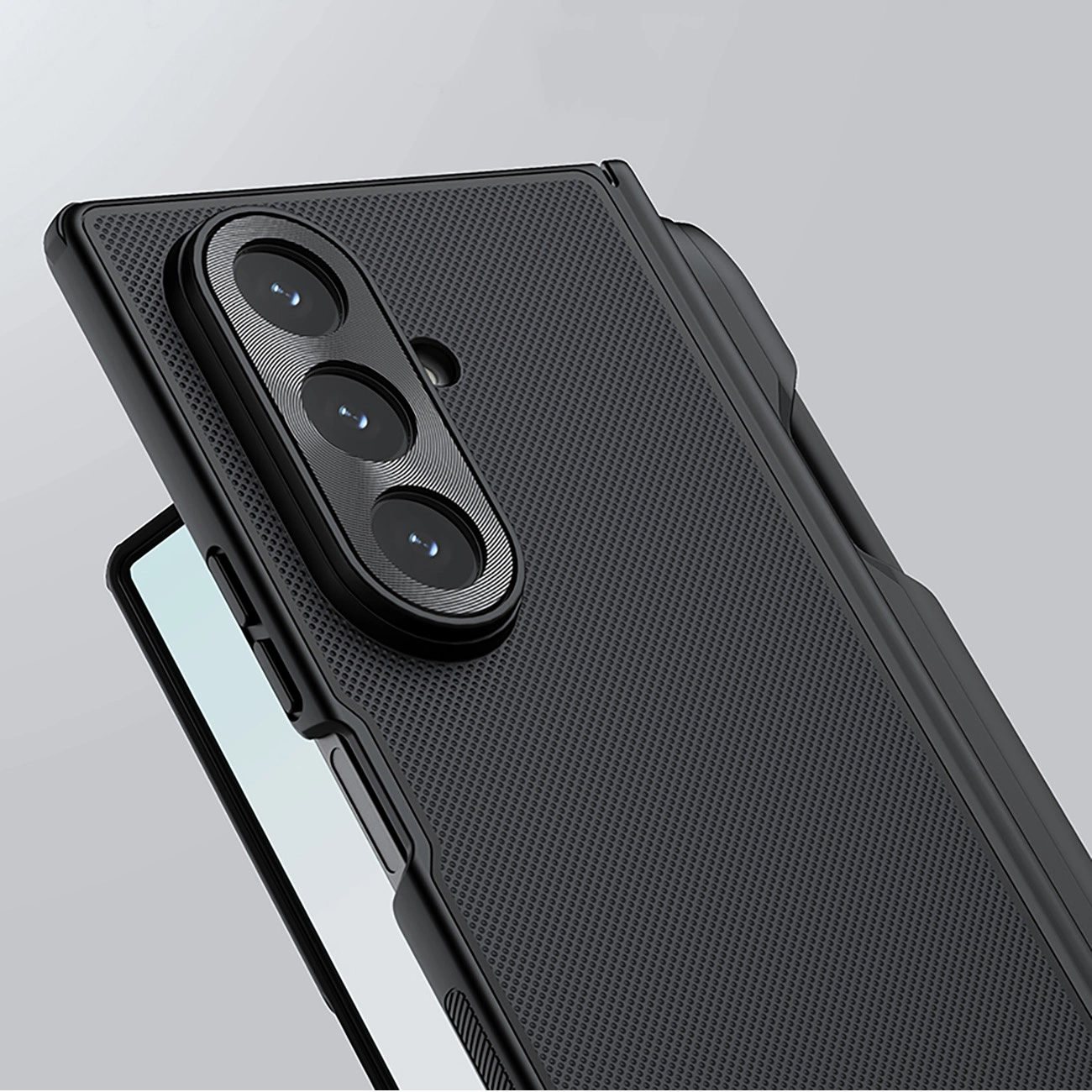 Nahaufnahme der schwarzen, strukturierten Rückseite eines Smartphones mit dreifacher Kamera.