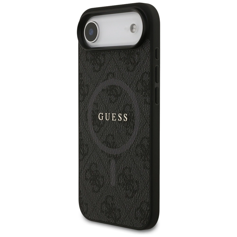Una cover per telefono Guess nera con motivo monogramma, cerchio MagSafe e fotocamera bianca su sfondo bianco.
