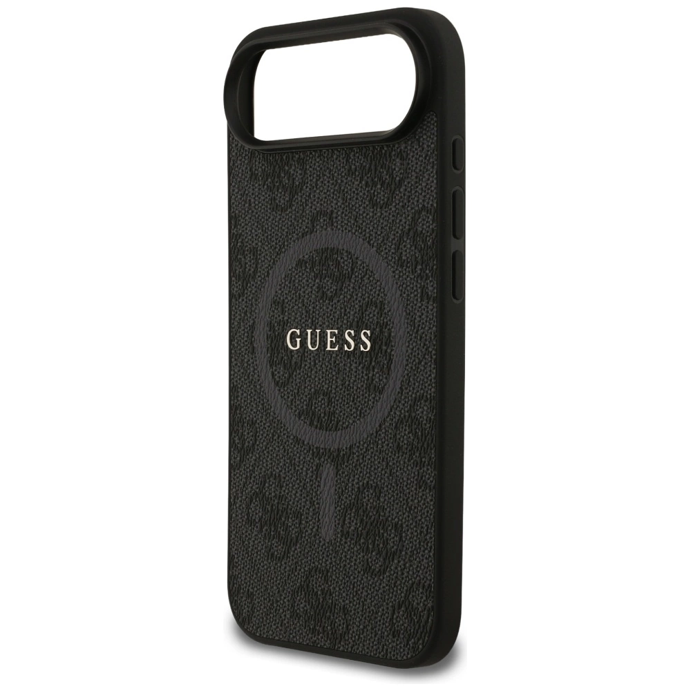 Custodia per telefono Guess nera con motivo monogramma in rilievo, logo dorato e cerchio MagSafe sul retro.