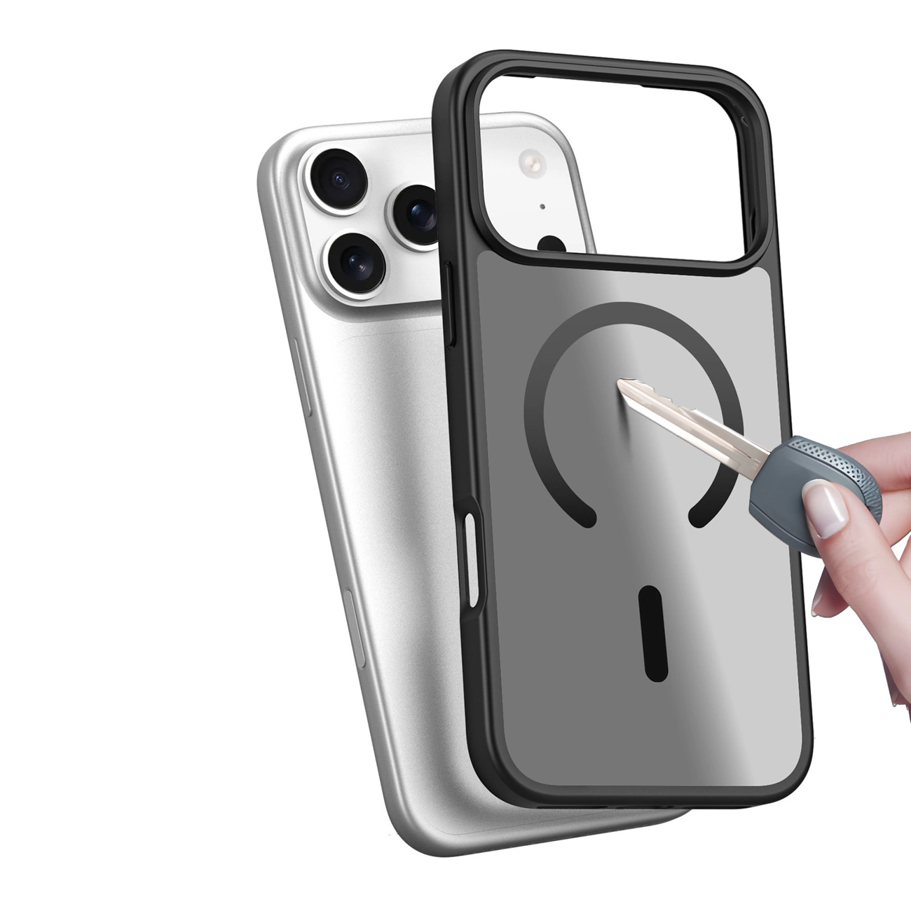 Handyhülle mit MagSafe-Funktion wird vor einem silbernen Smartphone von einem Schlüssel berührt.