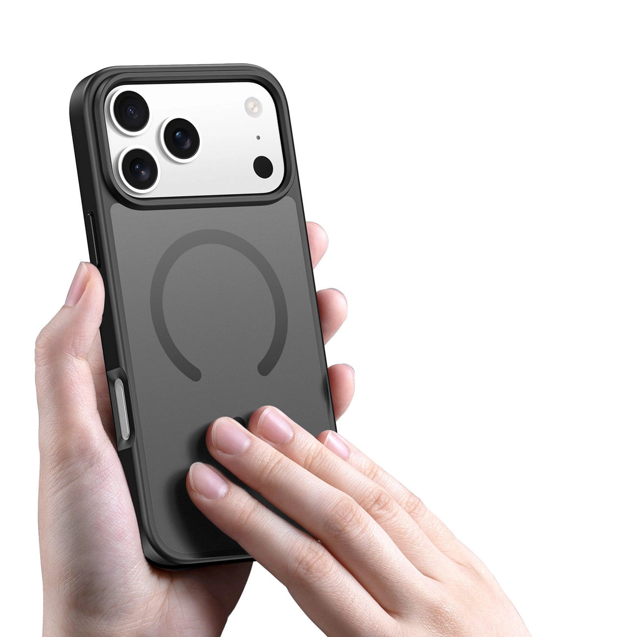 Eine Hand hält ein schwarzes Smartphone mit einer Schutzhülle und einer runden magnetischen Lademarkierung.
