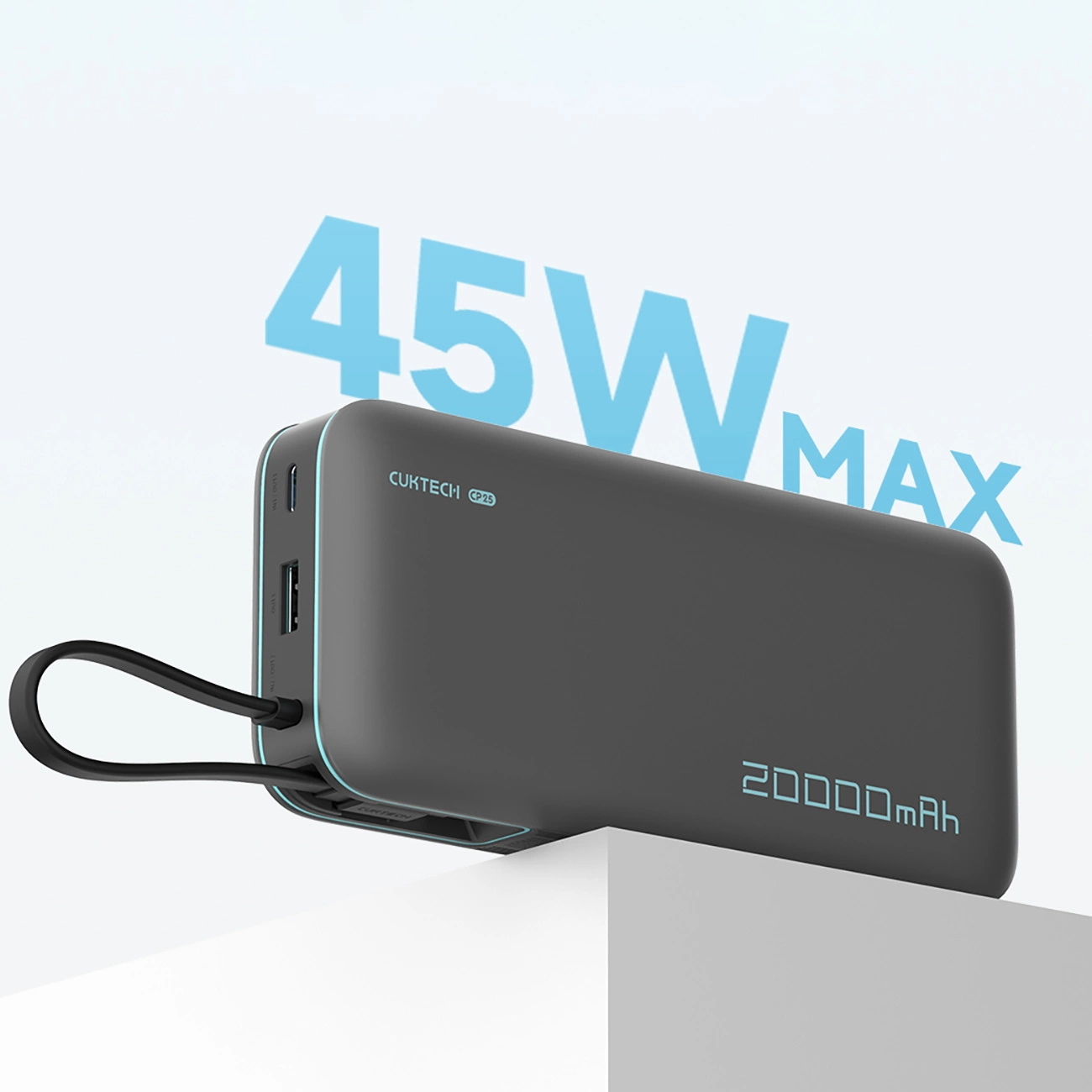 Un power bank grigio Cuktech da 20000mAh 45W Max si trova su un piedistallo bianco.
