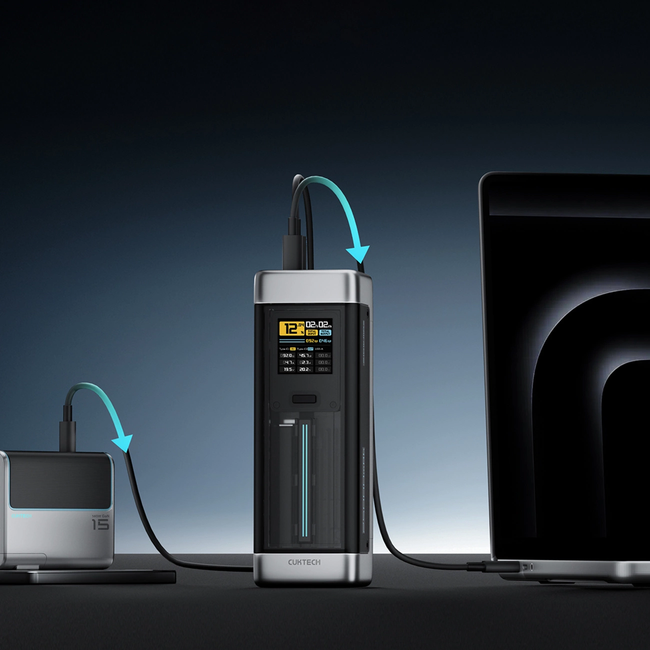 Un power bank con display digitale carica un computer portatile e un altro dispositivo.