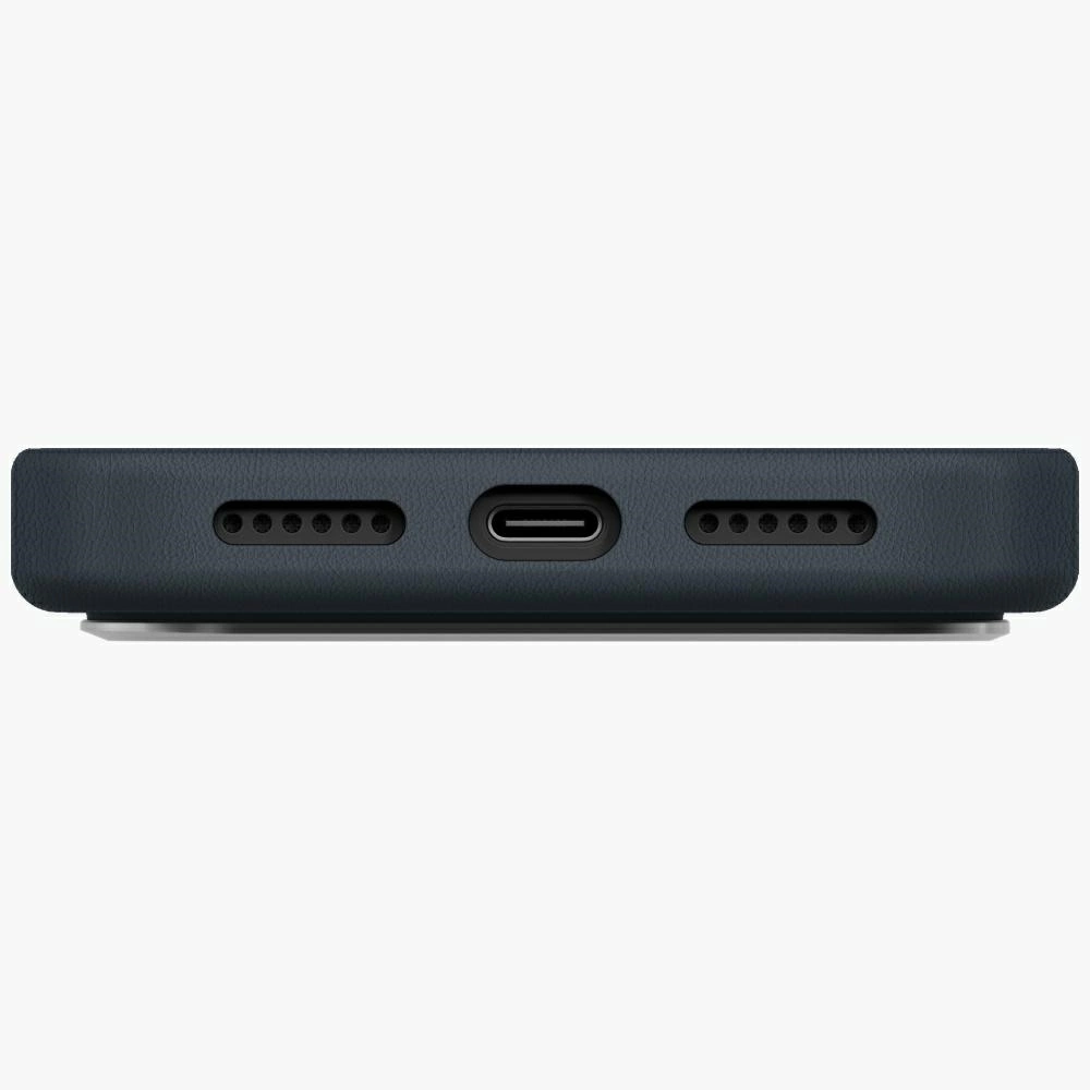 USB-C bağlantı noktası ve hoparlörleri olan akıllı telefonun alt görünümü.