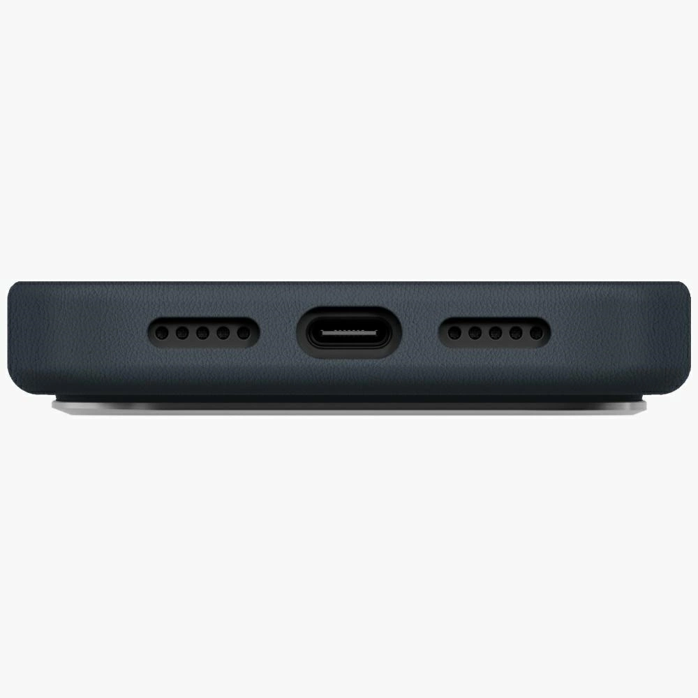 Deri kılıf içindeki koyu renkli akıllı telefonun USB-C portu ve hoparlörler olan alt görünümü.