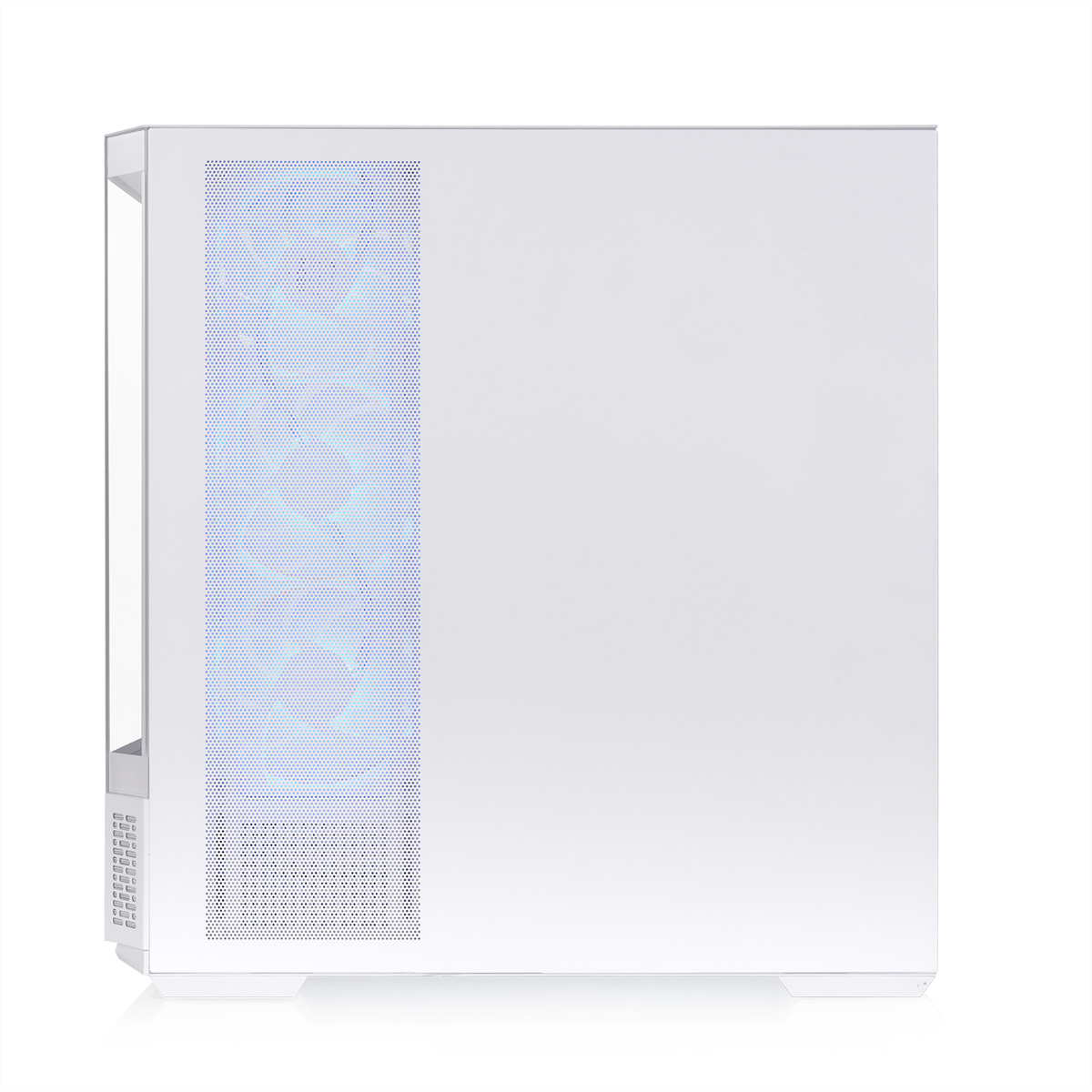 Un case per PC bianco con una griglia di ventilazione verticale blu luminosa a sinistra su sfondo bianco.