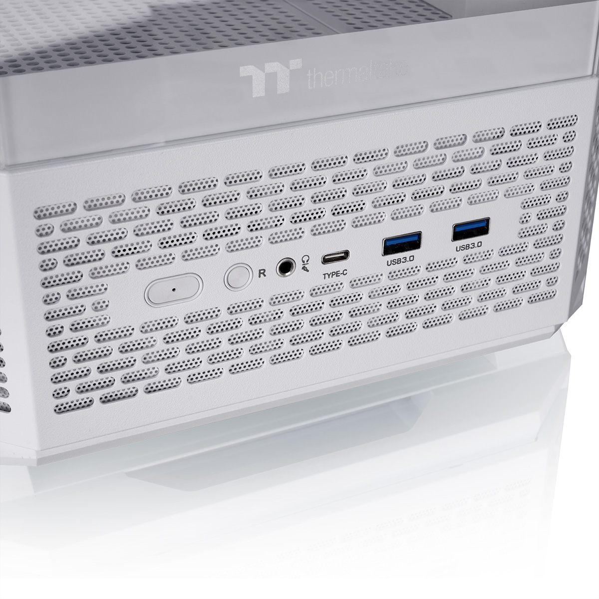 Vista frontale di un case per PC bianco Thermaltake con rete, porte USB, jack audio e pulsante di accensione.