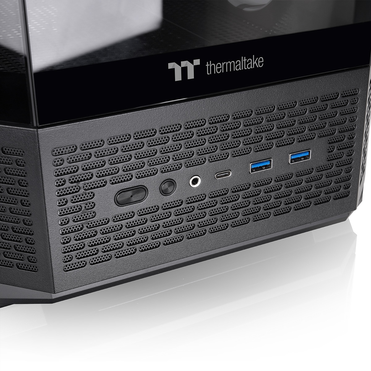 Thermaltake PC-Gehäuse Front-I/O-Panel mit Mesh-Lüftung, Power-Button, Audiobuchse, USB-C und zwei USB-Anschlüssen.