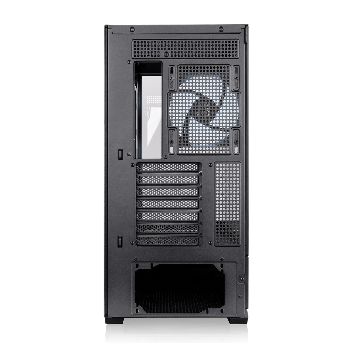 Rückansicht eines schwarzen Computergehäuses mit Lüftungsgittern, Lüfter und Steckplätzen.