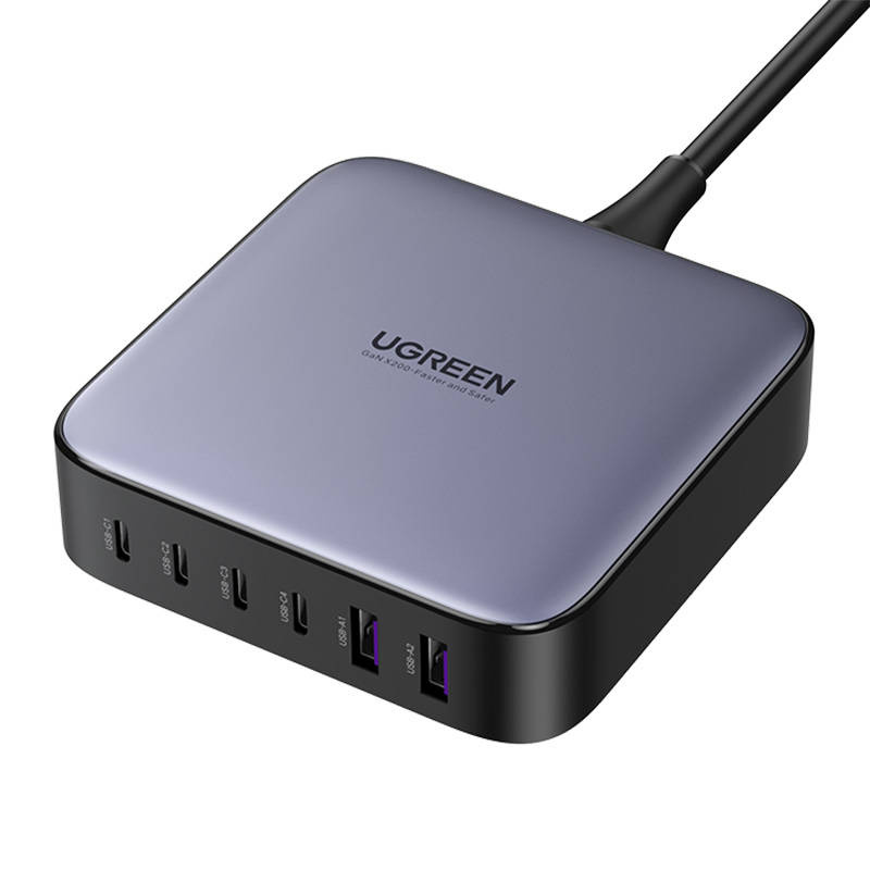 Szary hub USB UGREEN z wieloma portami na czarnym tle.