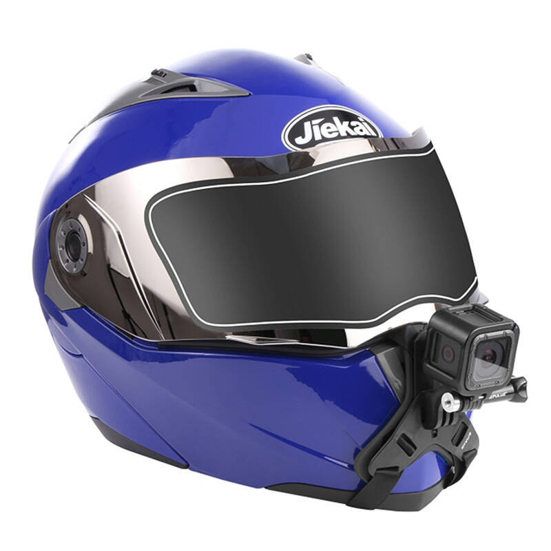 Un casco da moto integrale blu lucido con visiera oscurata e action cam sul mento.