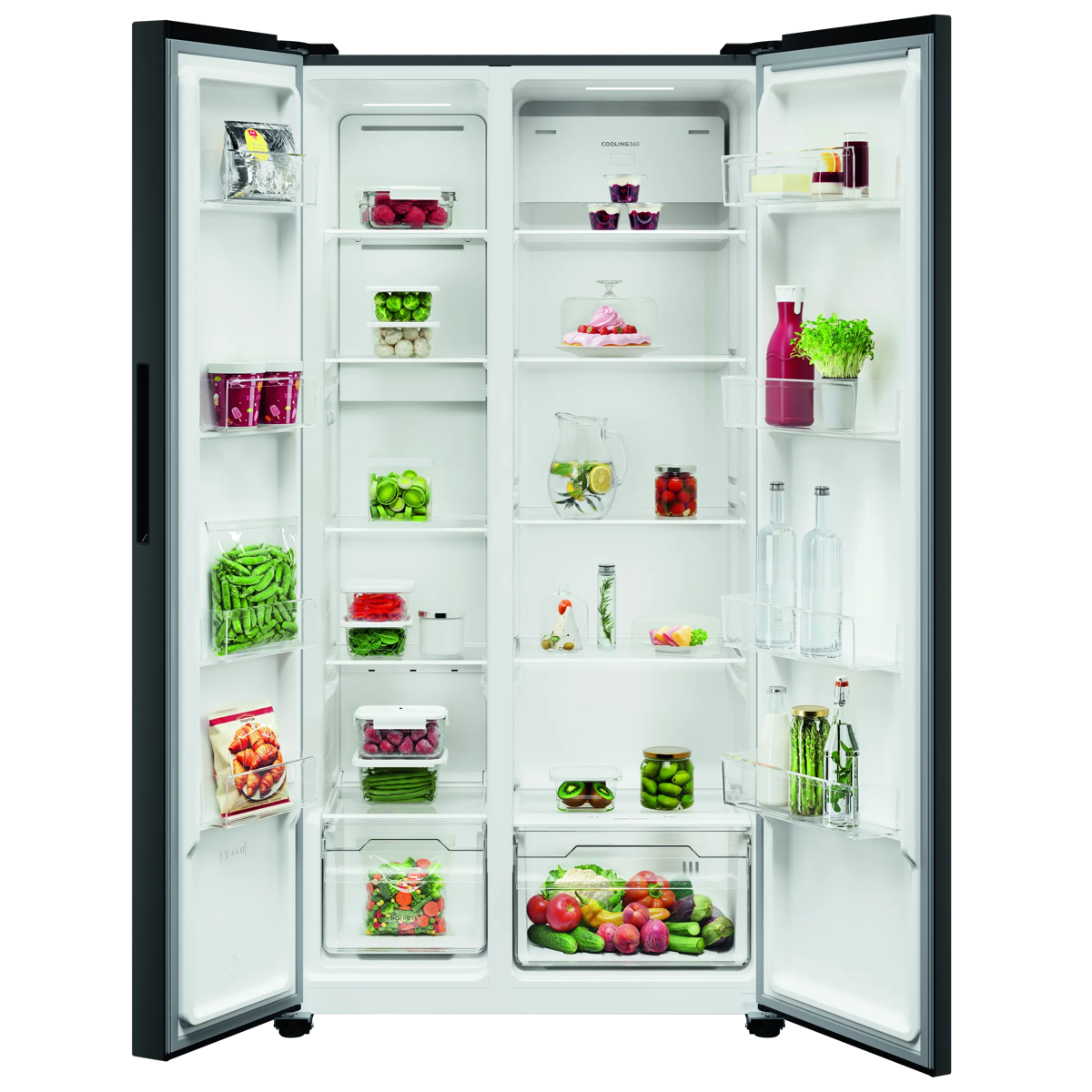 Un refrigerador blanco abierto y bien abastecido con diversos alimentos organizados en estantes.