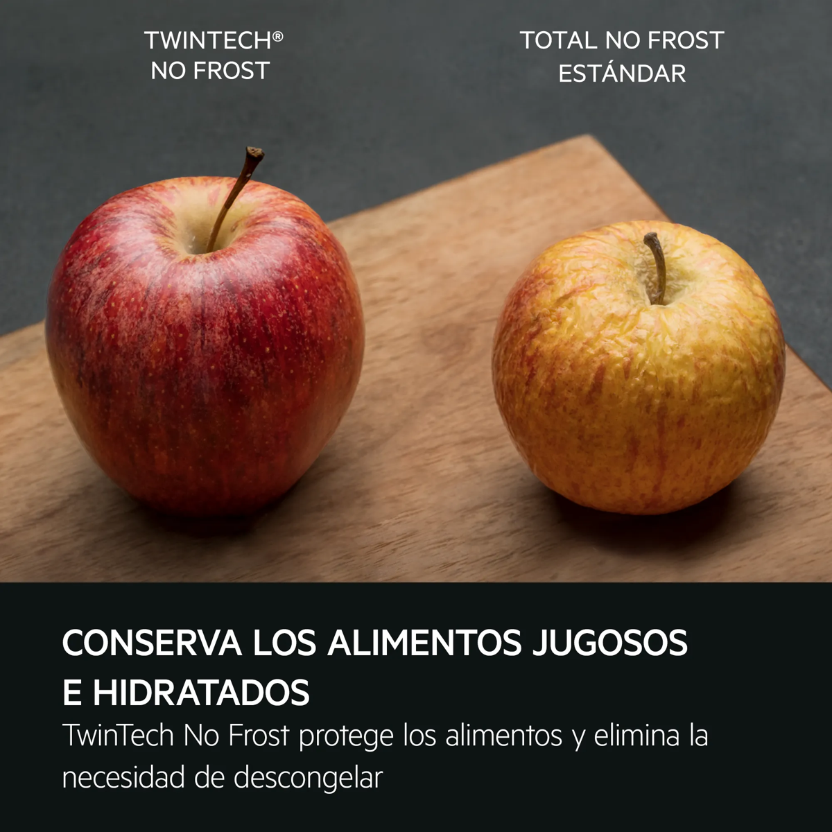 Una manzana roja fresca a la izquierda y una manzana amarilla arrugada a la derecha sobre una tabla de madera.