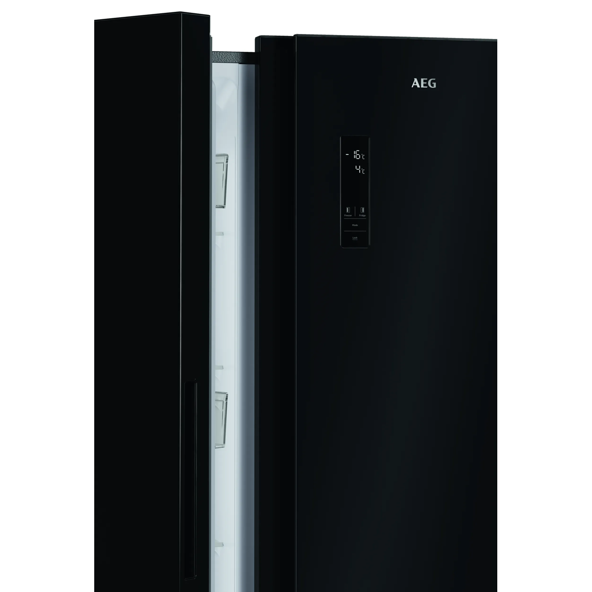 Un refrigerador negro AEG con pantalla digital y puerta abierta iluminada.