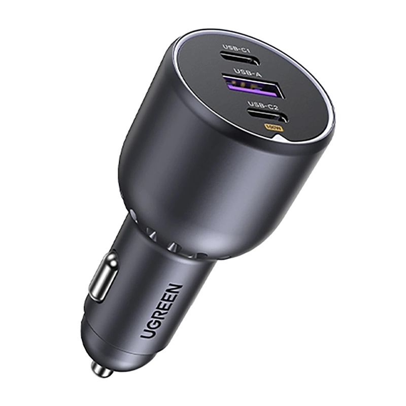 Caricabatterie per auto Ugreen grigio scuro con tre porte USB.