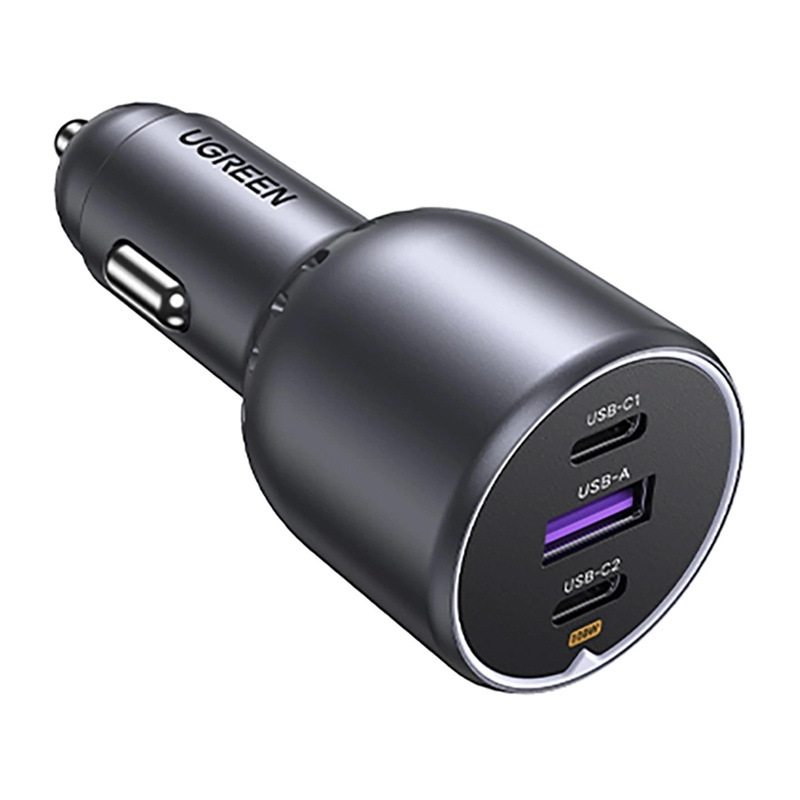 Caricabatterie per auto UGREEN grigio scuro con due porte USB-C e una porta USB-A.
