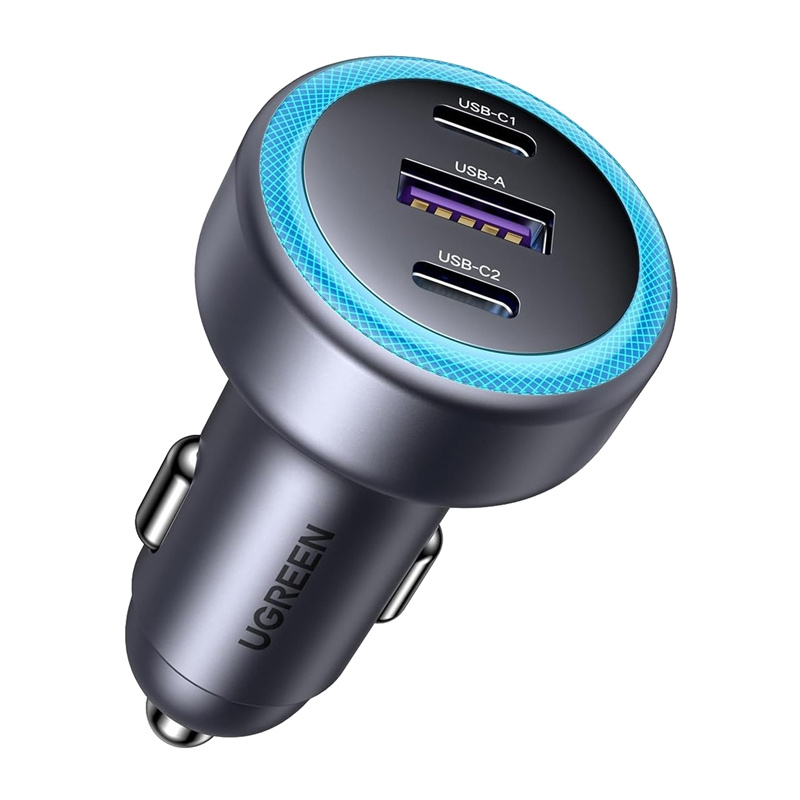 Caricabatterie per auto Ugreen grigio scuro con anello luminoso blu, due porte USB-C e una porta USB-A.