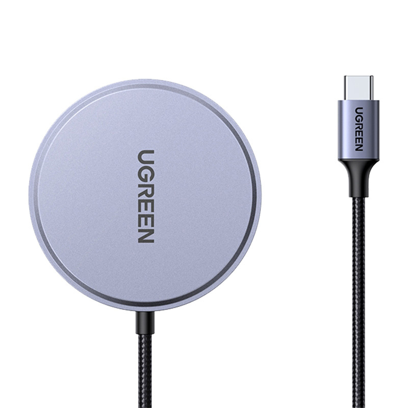 Un caricabatterie wireless magnetico Ugreen con cavo intrecciato e connettore USB-C su fondo bianco.