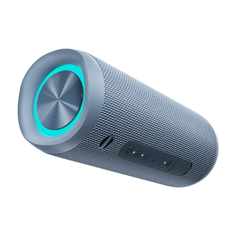 Un altoparlante bluetooth cilindrico blu con un anello ciano luminoso e pulsanti.
