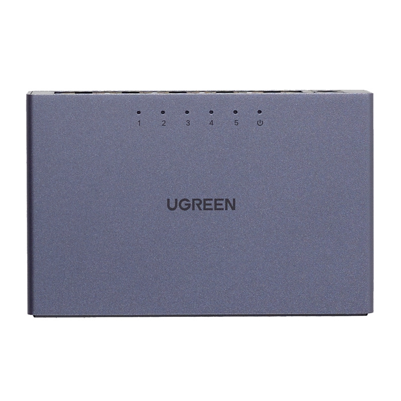 Un hub USB UGREEN grigio con cinque spie luminose e il logo UGREEN al centro.