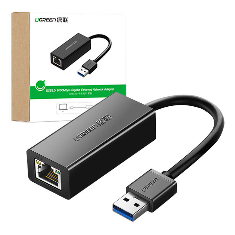 Un adattatore nero USB 3.0 a Gigabit Ethernet Ugreen davanti alla sua scatola.