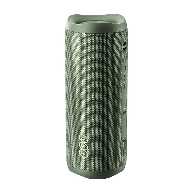 Beyaz arka plan üzerinde yan kontrol düğmelerine sahip, silindirik, zeytin yeşili kumaş Bluetooth hoparlör.