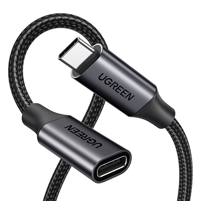 Un cavo USB-C intrecciato nero con loghi Ugreen sui connettori grigi su sfondo chiaro.