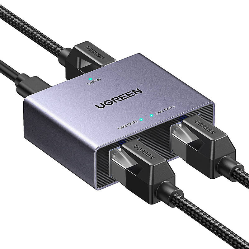 Un divisore di rete Ugreen grigio con tre cavi ethernet collegati su sfondo bianco.