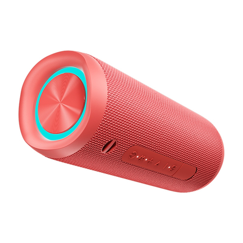 Un altoparlante Bluetooth cilindrico rosso con anello LED blu all'estremità e pulsanti di controllo su sfondo bianco.