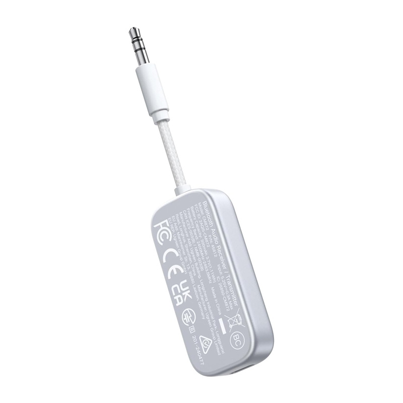 Un ricevitore e trasmettitore audio Bluetooth bianco con jack da 3,5 mm su sfondo neutro.