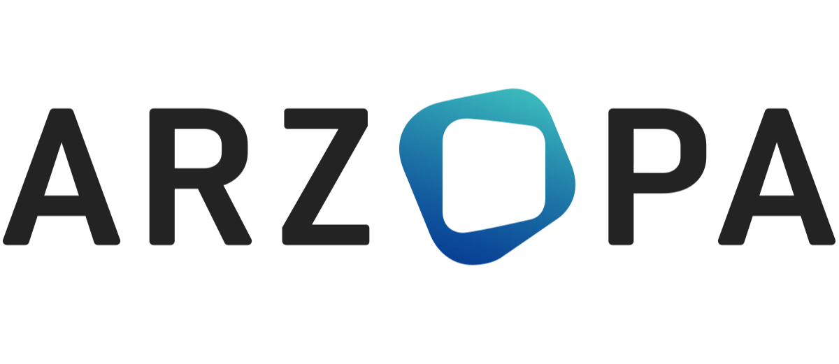 Il logo Arzopa presenta un testo nero in grassetto con una forma astratta sfumata in blu e verde acqua che sostituisce la lettera O.