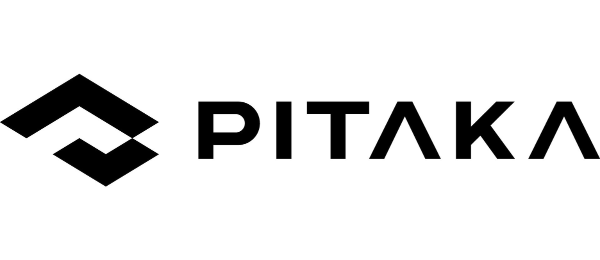 El logotipo negro de la marca PITAKA con un símbolo geométrico abstracto a la izquierda y letras mayúsculas a la derecha.