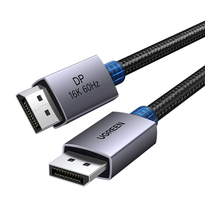 Due connettori DisplayPort grigi su un cavo intrecciato nero, etichettati DP 16K 60Hz e UGREEN su sfondo bianco.